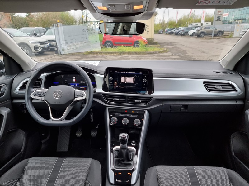 13 - Volkswagen T-Roc 1.0 tsi 110cv life