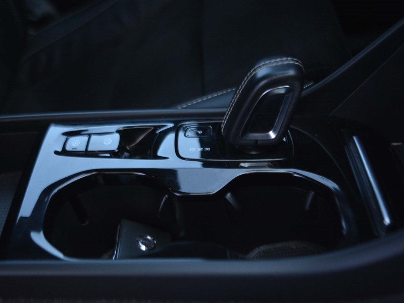 13 - Volvo XC40 1.5 t4 recharge plug-in-hybrid r-design geartronic my21