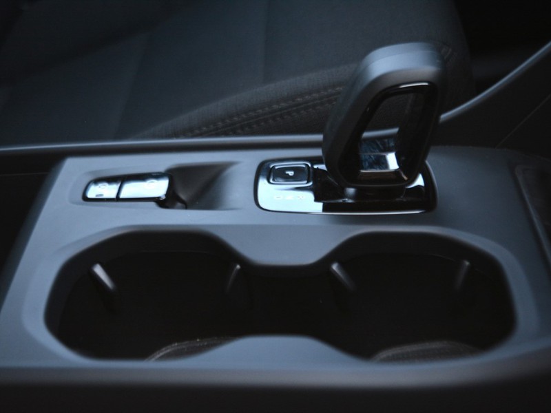 13 - Volvo XC40 2.0 b3 essential automatico