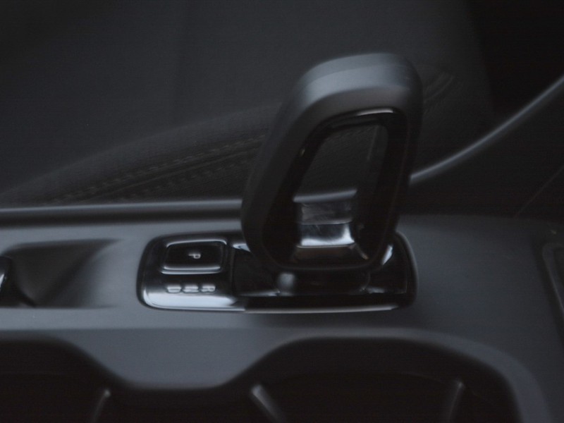 19 - Volvo XC40 2.0 b3 essential automatico