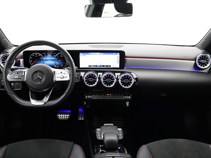 13 - Mercedes Classe A sedan 180 d premium 8g-dct