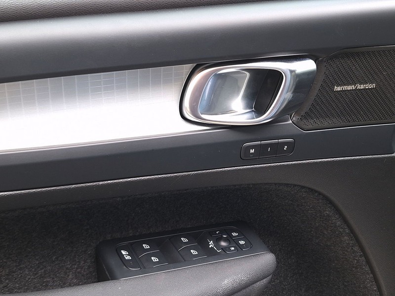 19 - Volvo XC40 2.0 b3 plus dark automatico