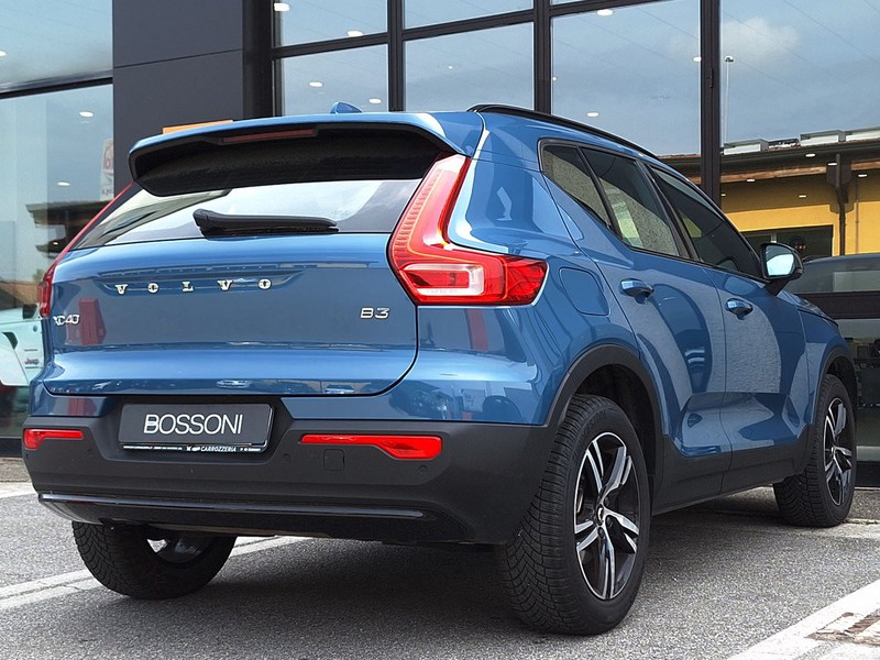 7 - Volvo XC40 2.0 b3 plus dark automatico
