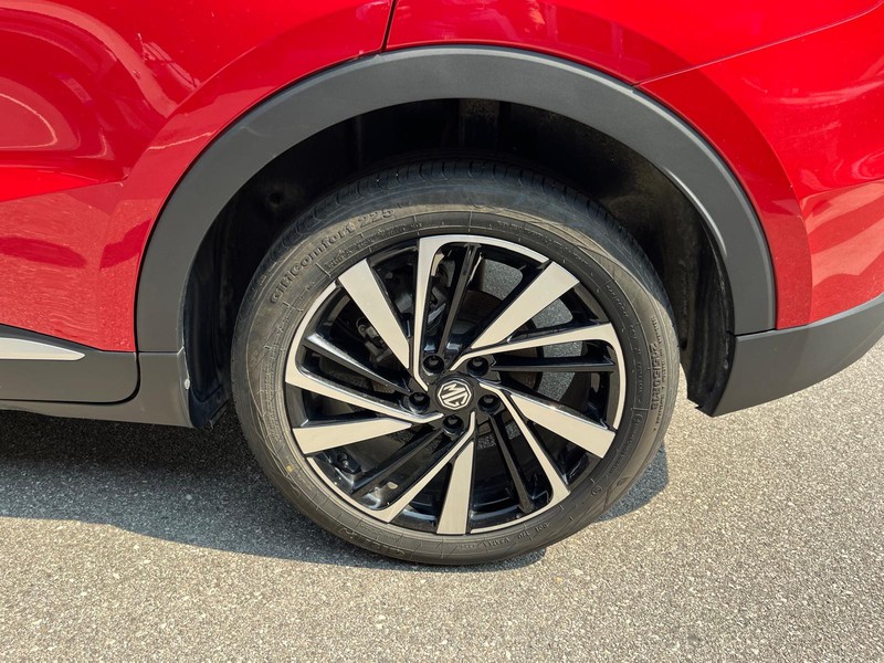 13 - Mg ZS 1.5 hybrid+ luxury auto