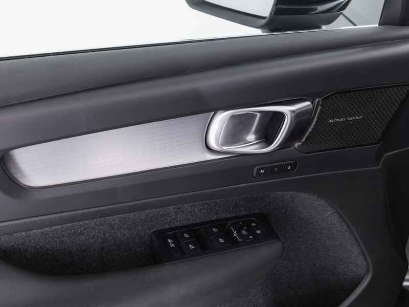 13 - Volvo XC40 2.0 b3 plus bright automatico