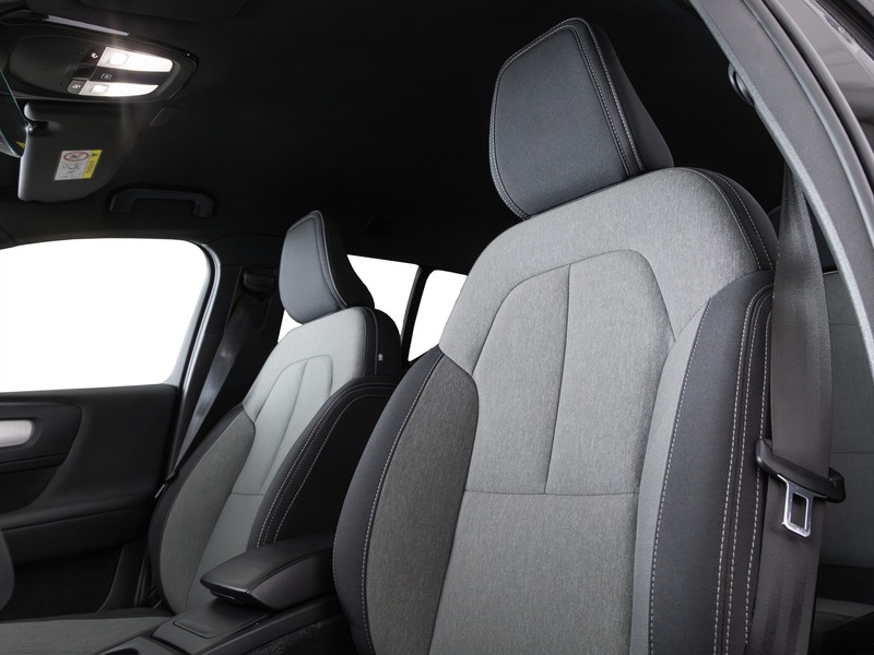 7 - Volvo XC40 2.0 b3 plus bright automatico