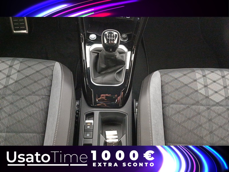 13 - Volkswagen T-Roc 1.0 tsi 115cv r line