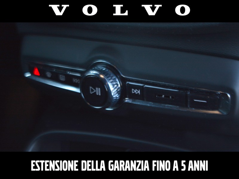 13 - Volvo XC40 2.0 b3 core automatico