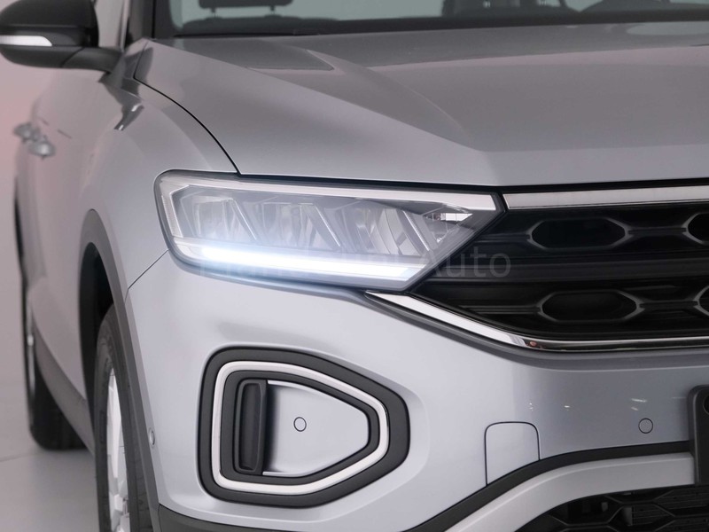 13 - Volkswagen T-Roc 1.5 tsi act life dsg