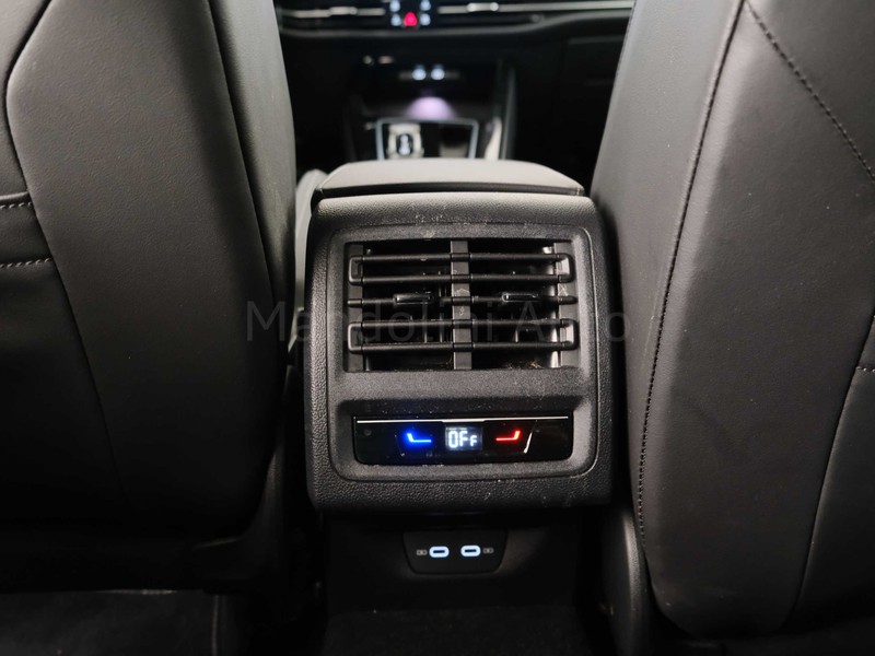 37 - Volkswagen Golf 2.0 tdi scr 150cv r-line dsg