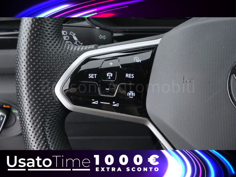 25 - Volkswagen T-Roc 1.0 tsi 110cv r line