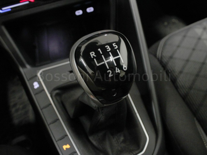 19 - Volkswagen Taigo 1.0 tsi 110cv r-line