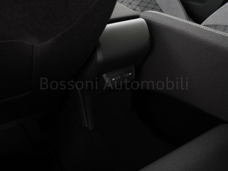 31 - Volkswagen Taigo 1.0 tsi 115cv r-line dsg