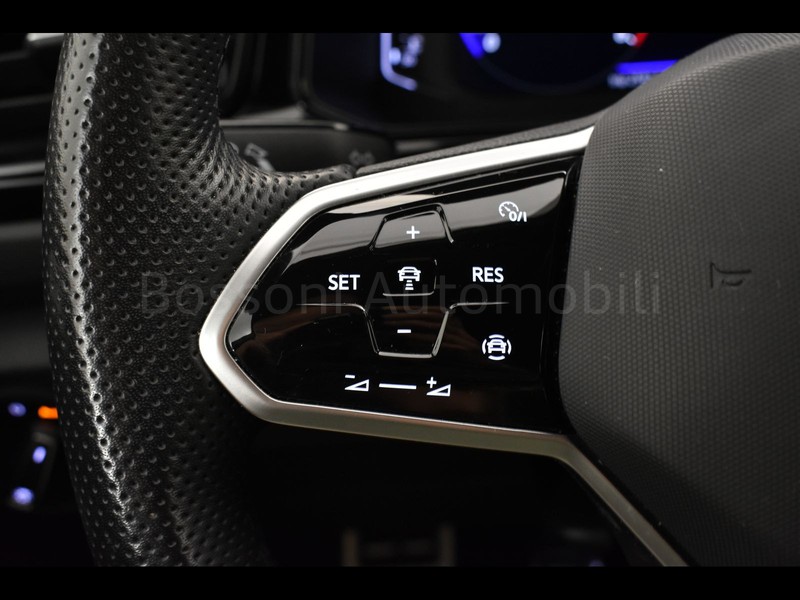 19 - Volkswagen T-Roc 2.0 tdi scr 115cv r line