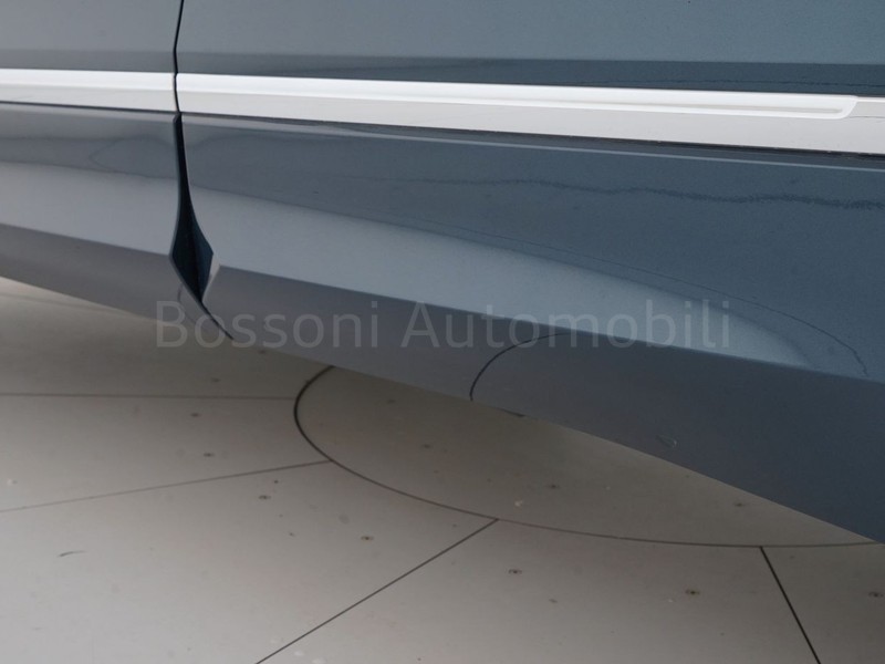 37 - Volkswagen Tiguan 2.0 tdi scr 150cv r-line dsg