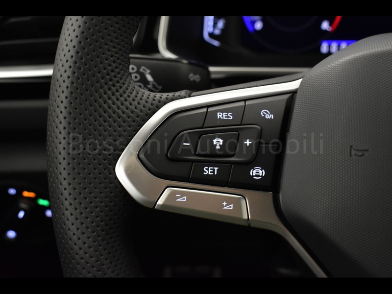 19 - Volkswagen T-Roc 1.0 tsi 115cv r line