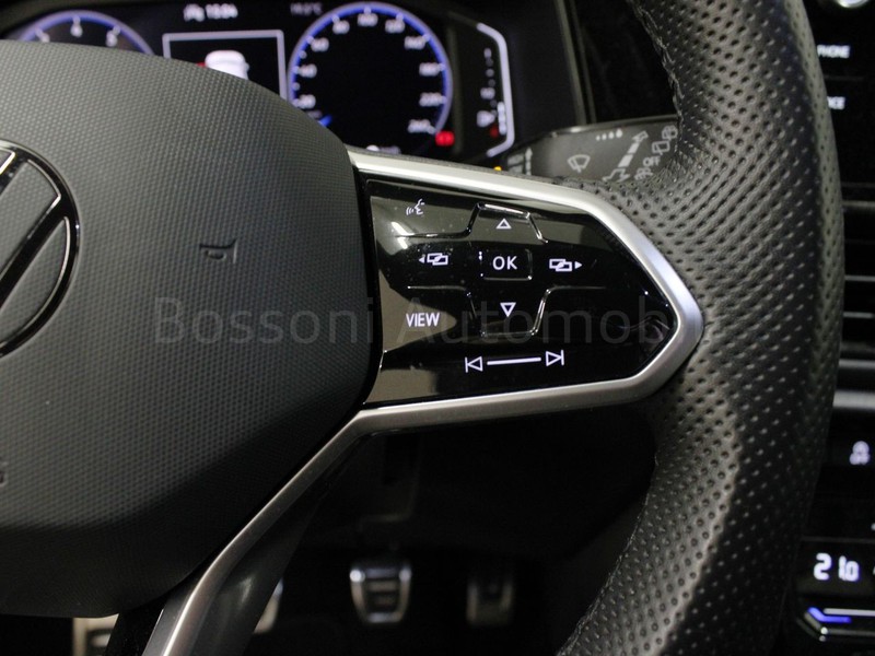 25 - Volkswagen T-Roc 1.0 tsi 110cv r line