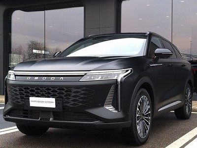 Omoda 9 PHEV 1.5TGDI - Trazione AWD DHT3 Premium (AWD) - Interni Rosso