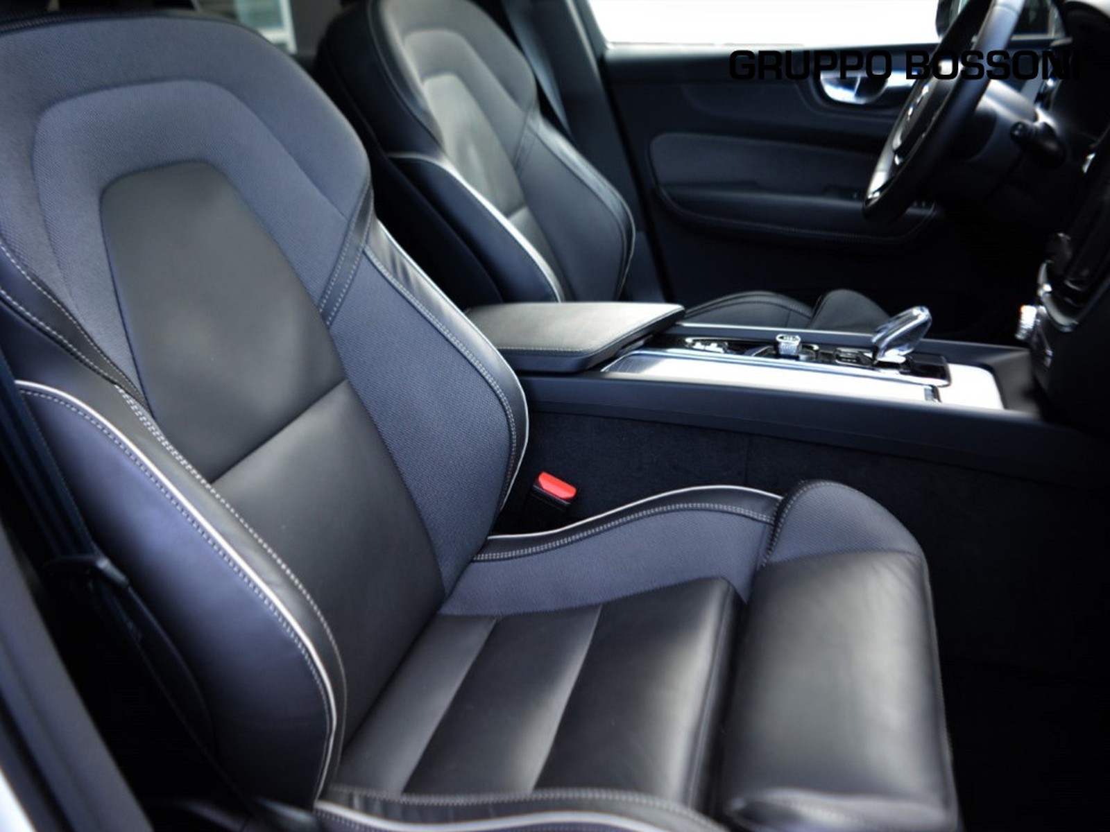 5 - Volvo XC60 2.0 t6 plug-in hybrid plus dark awd automatico