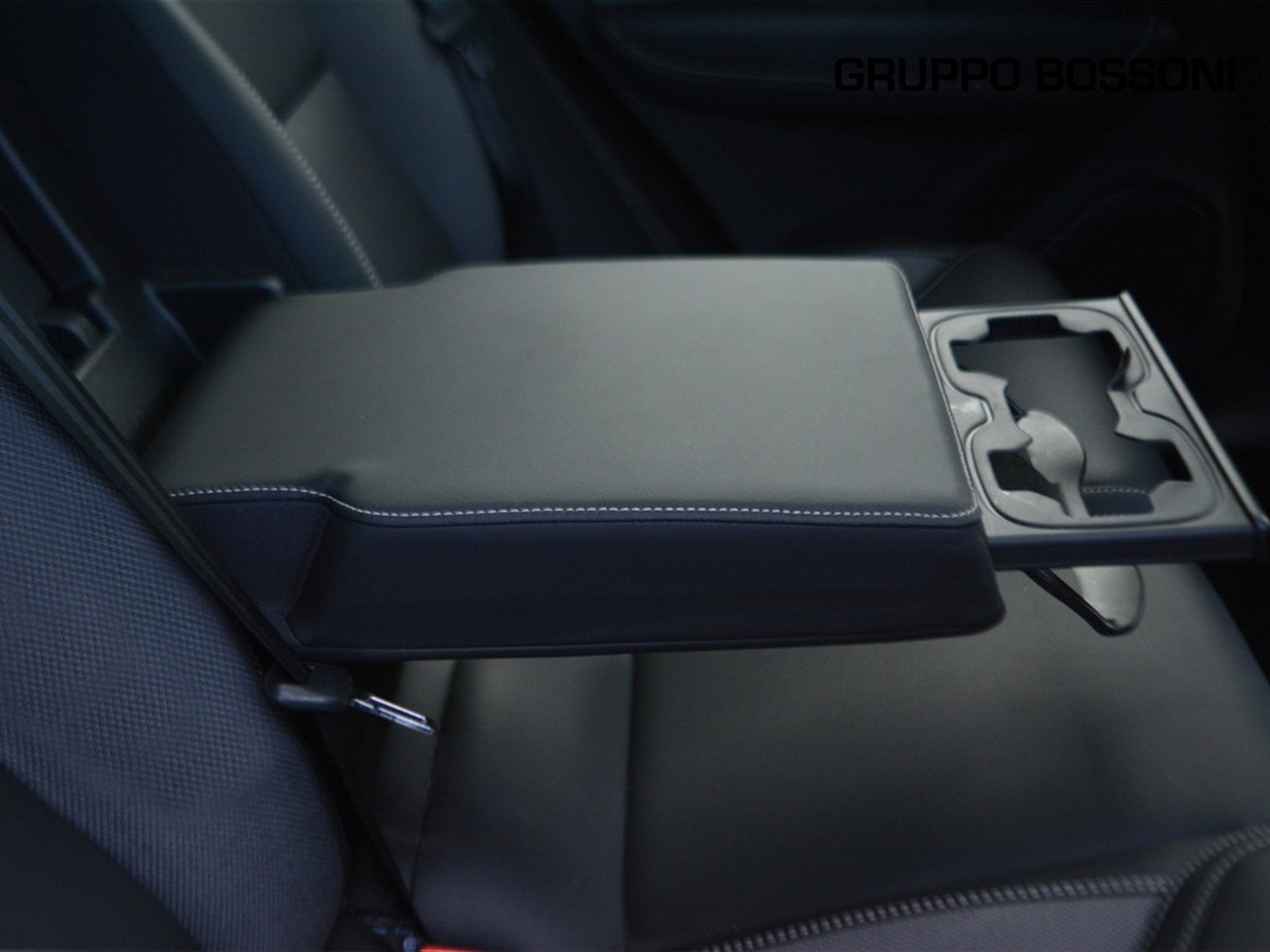 6 - Volvo XC60 2.0 t6 plug-in hybrid plus dark awd automatico