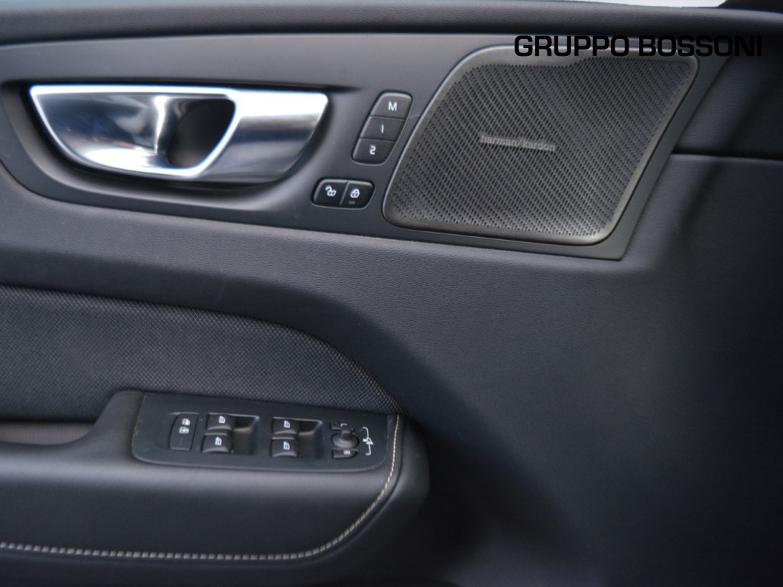 17 - Volvo XC60 2.0 t6 plug-in hybrid plus dark awd automatico