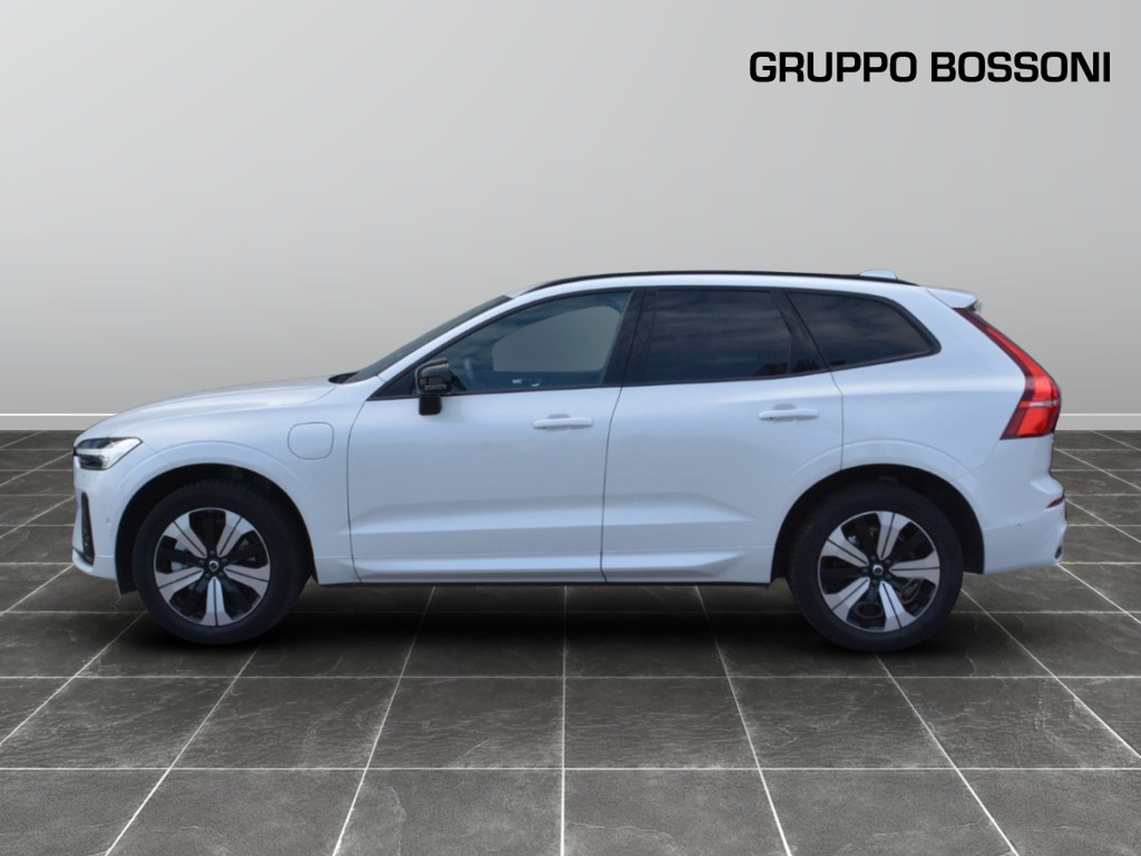 24 - Volvo XC60 2.0 t6 plug-in hybrid plus dark awd automatico