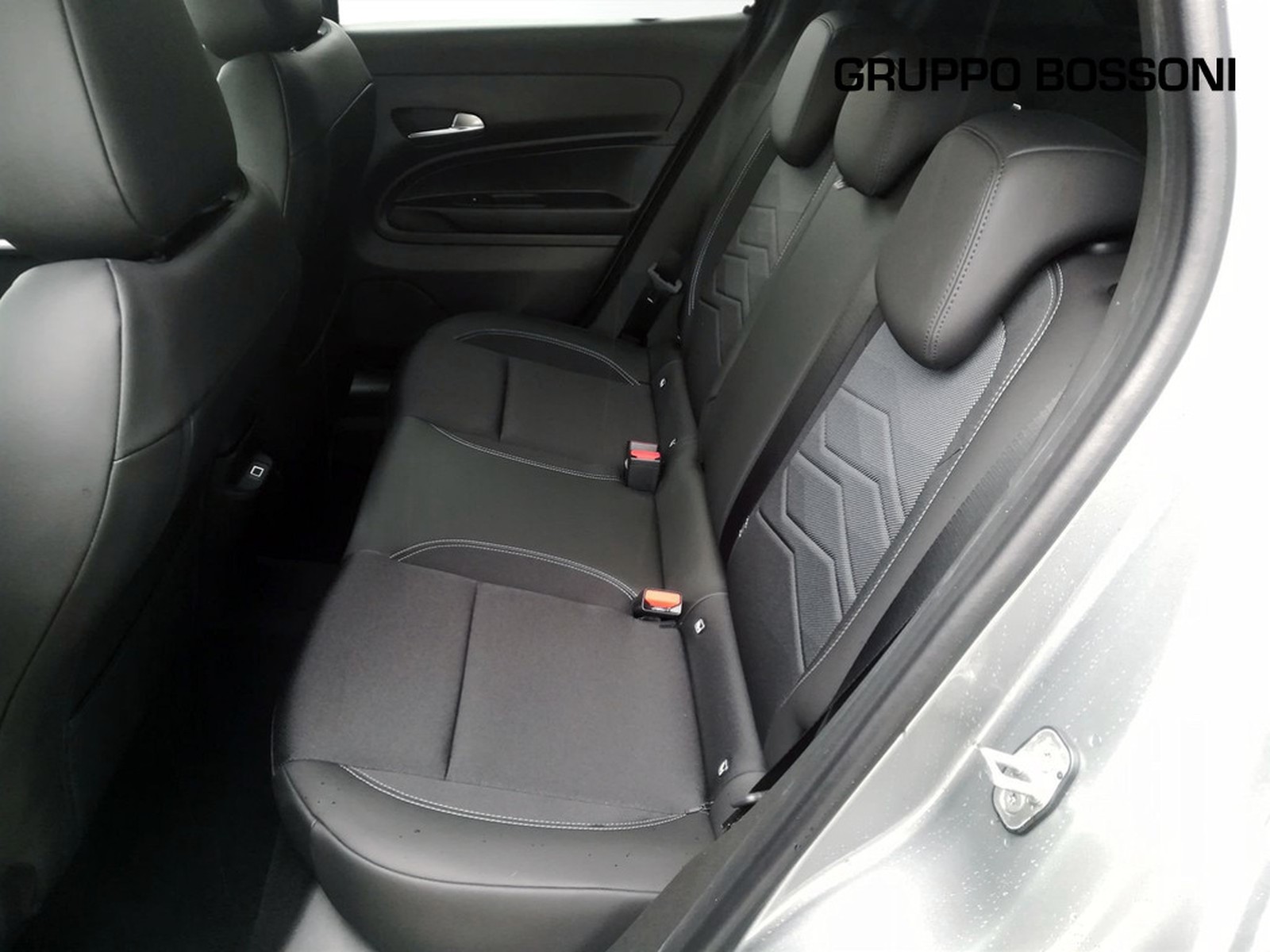 12 - Jeep Avenger 1.2 turbo 100cv summit fwd