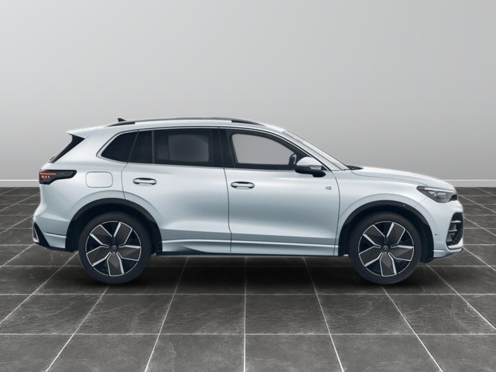 2 - Volkswagen Tiguan 1.5 etsi act 150cv r-line dsg