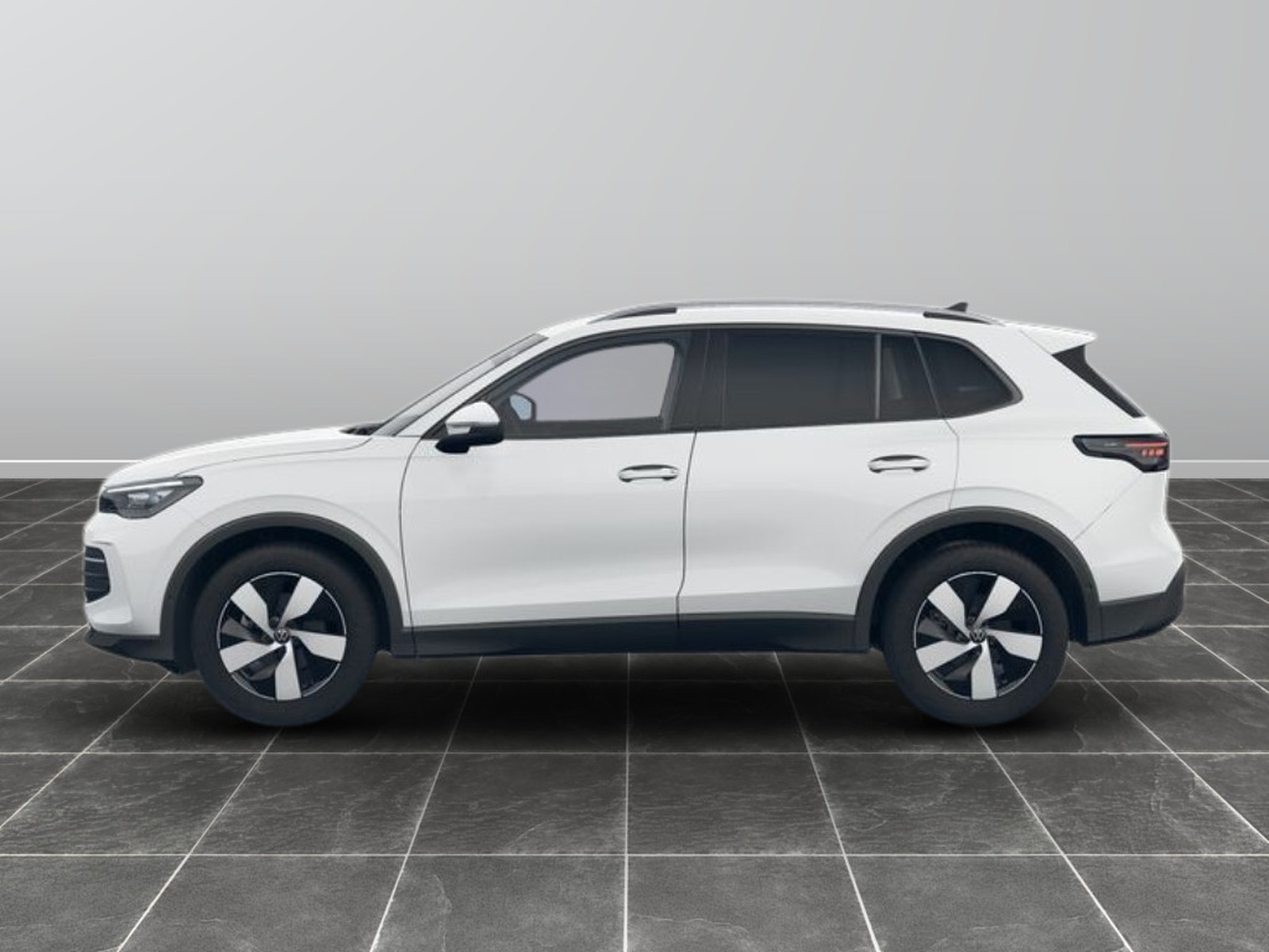 2 - Volkswagen Tiguan 1.5 etsi act 150cv edition plus dsg