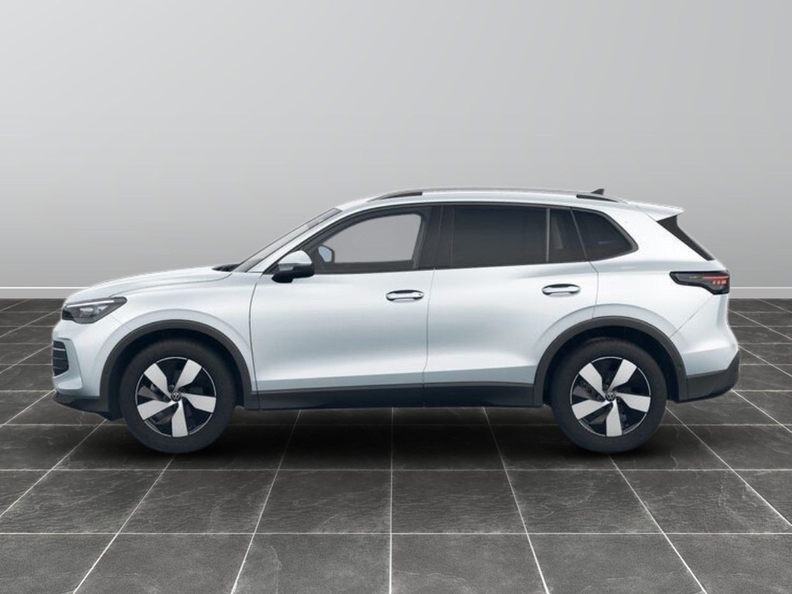 2 - Volkswagen Tiguan 1.5 etsi act 150cv edition plus dsg