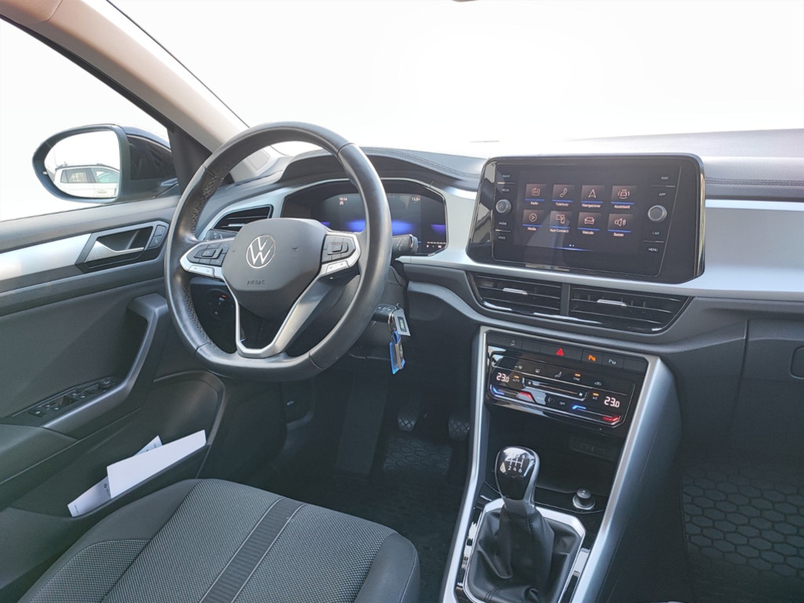 8 - Volkswagen T-Roc 1.0 tsi 110cv life