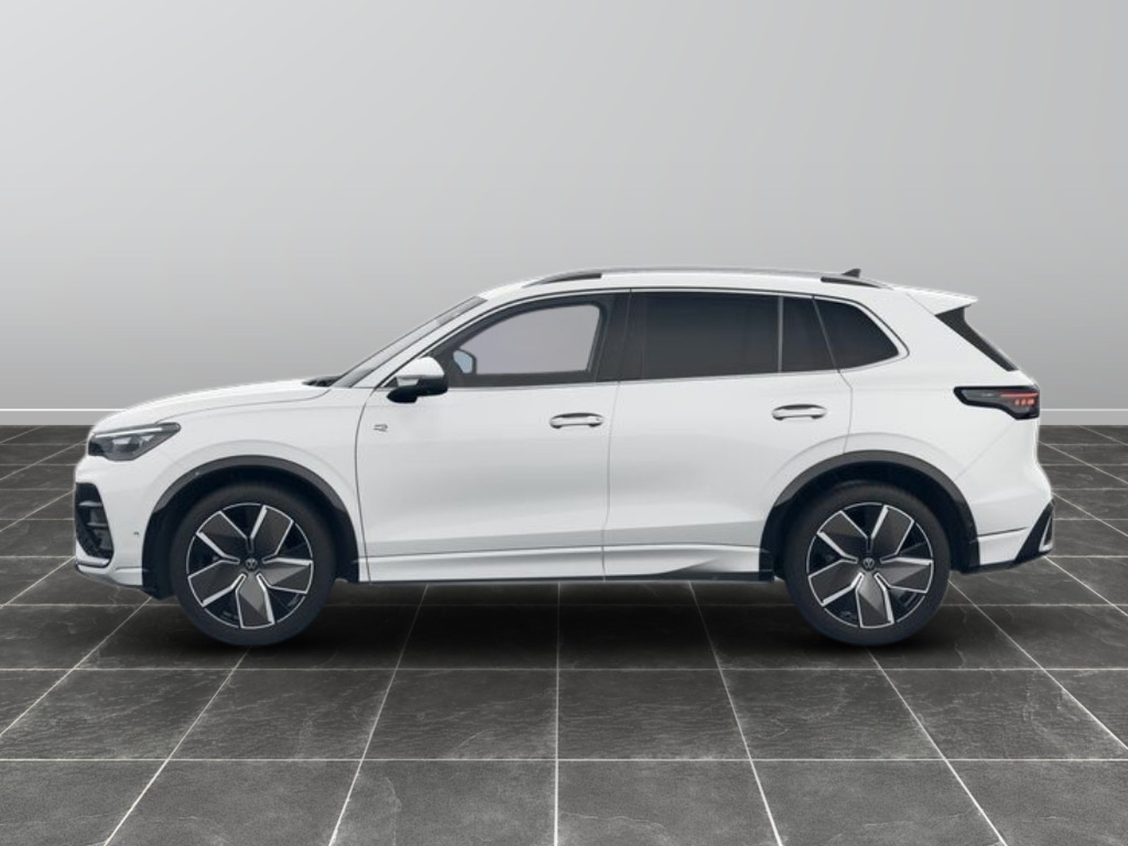 4 - Volkswagen Tiguan 1.5 etsi act 150cv r-line plus dsg