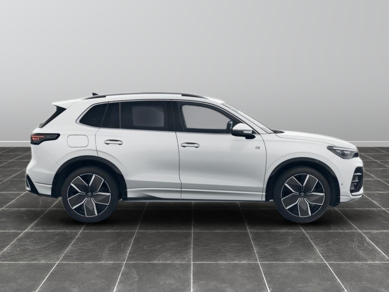 5 - Volkswagen Tiguan 1.5 etsi act 150cv r-line plus dsg