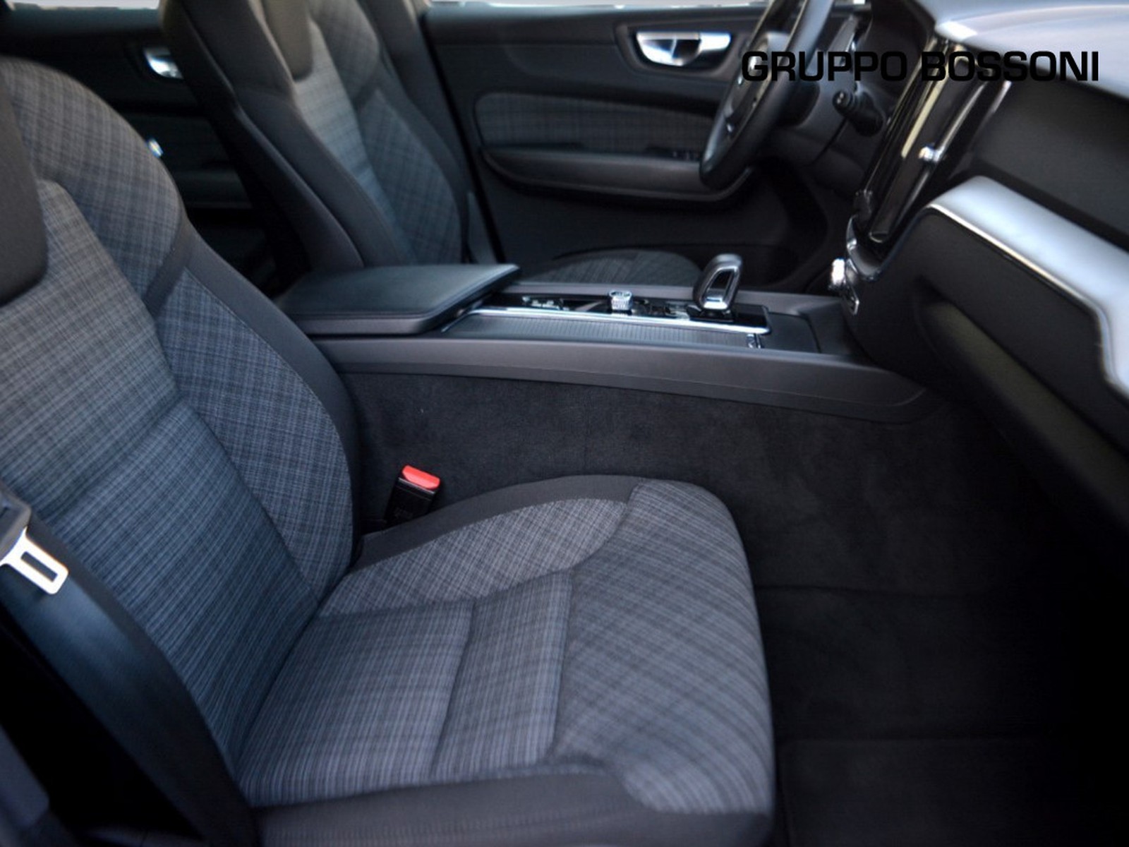 5 - Volvo XC60 2.0 b4 core awd automatico