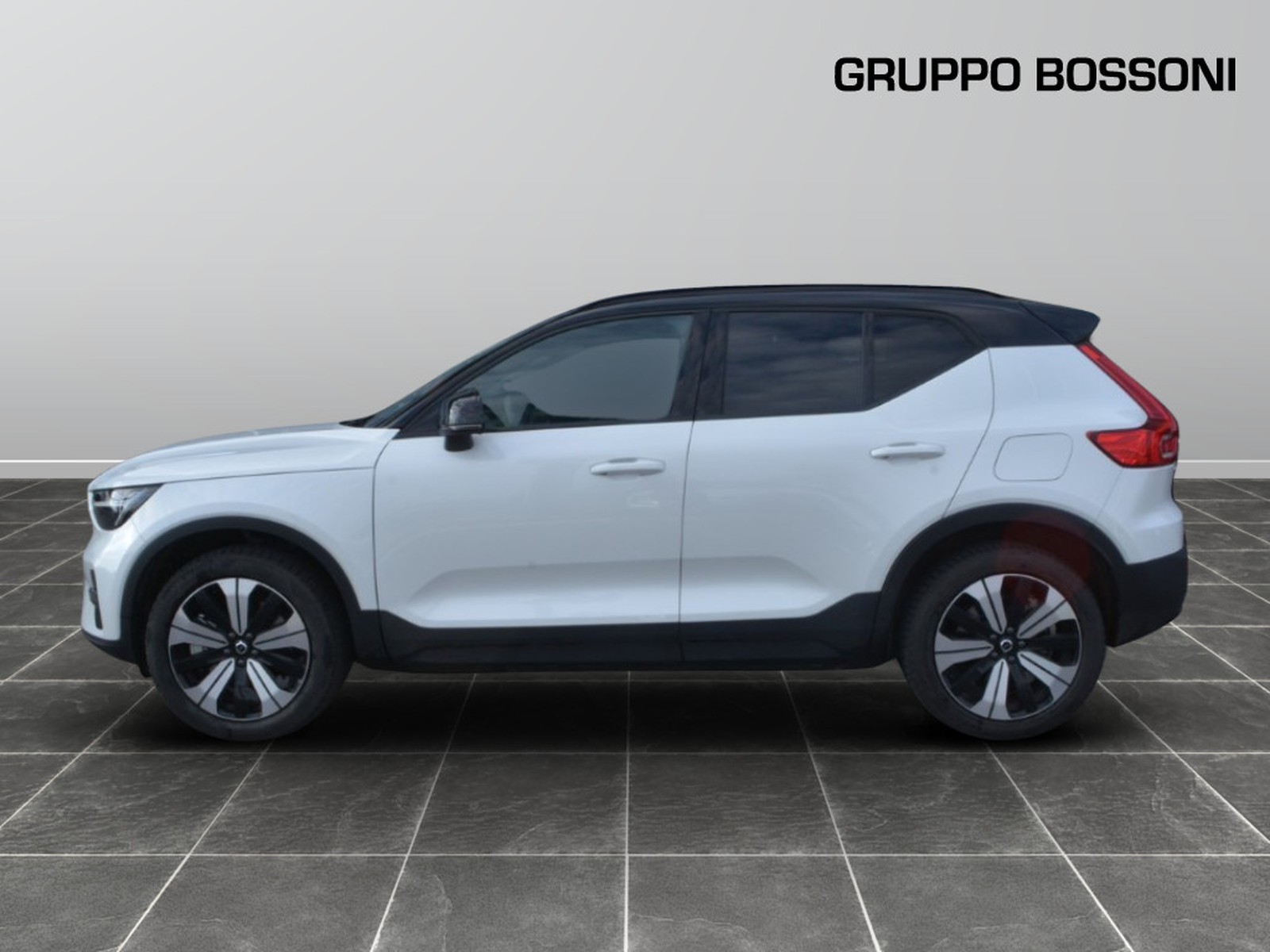 27 - Volvo XC40 single motor plus rwd edt