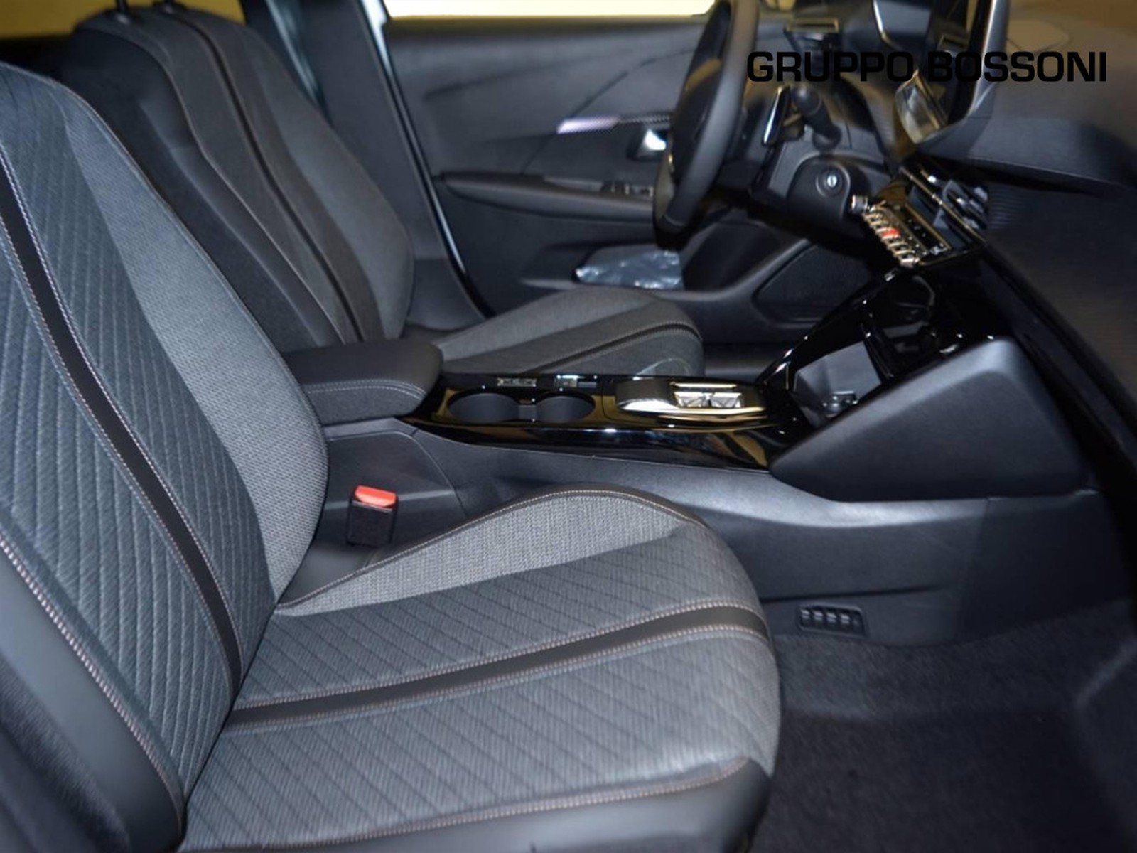 5 - Peugeot 208 1.2 hybrid 48v 136cv allure e-dcs6