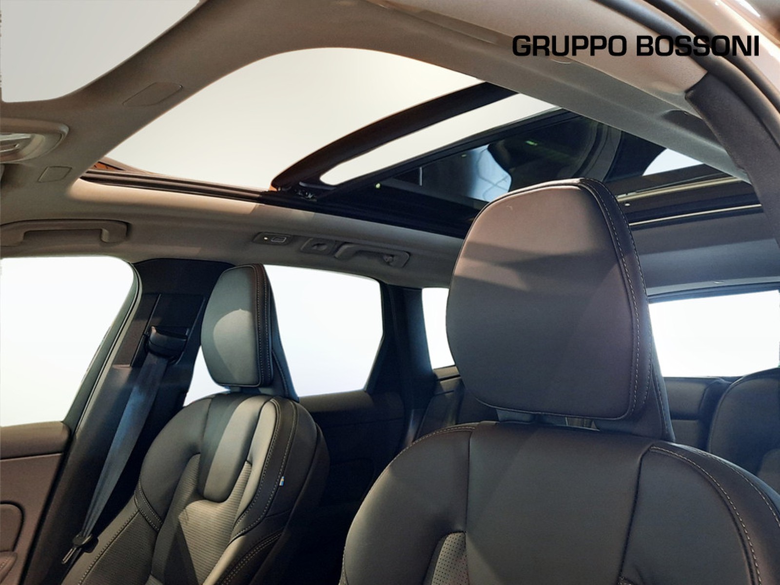 15 - Volvo XC60 2.0 b5 mild hybrid ultra dark awd automatico