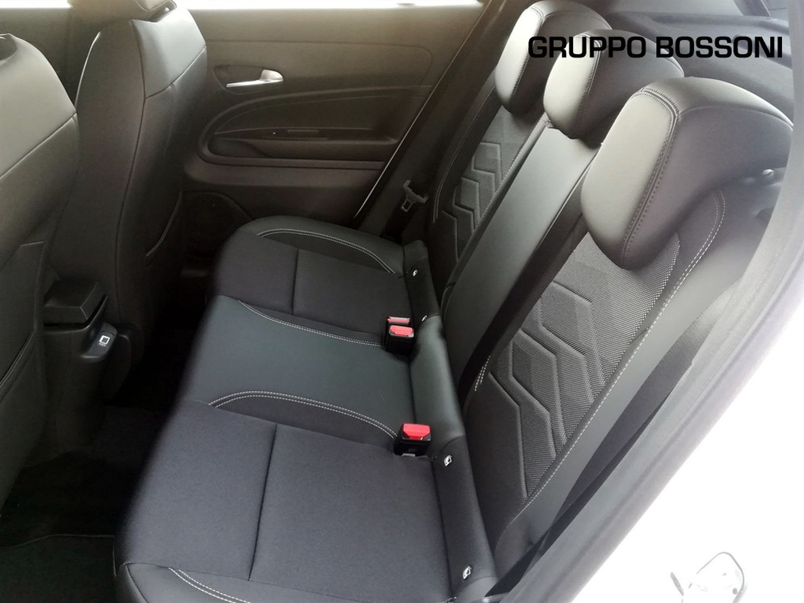 12 - Jeep Avenger 1.2 turbo e-hybrid 100cv altitude fwd edct6