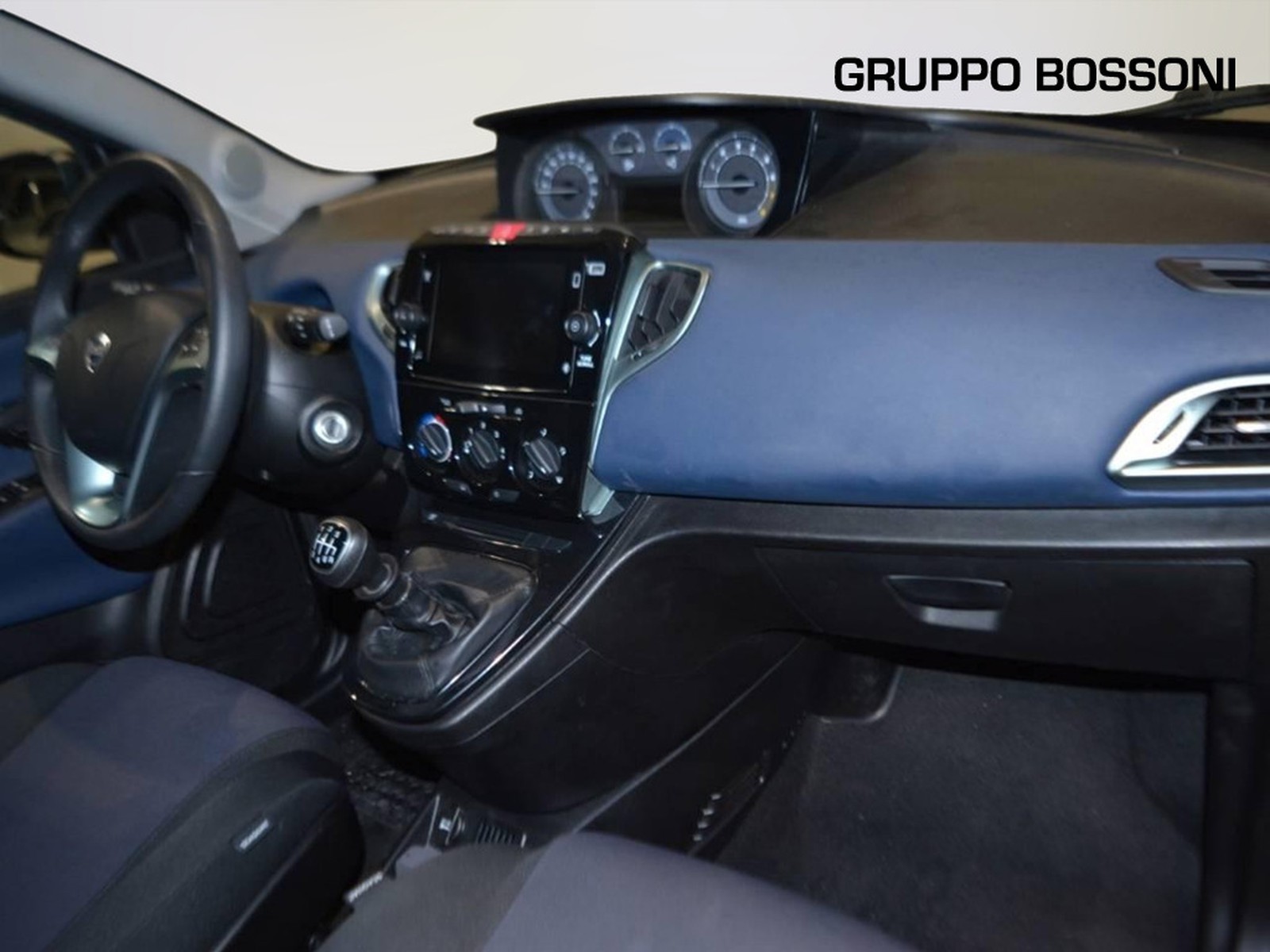 8 - Lancia Ypsilon 1.0 firefly hybrid 70cv platino s&s