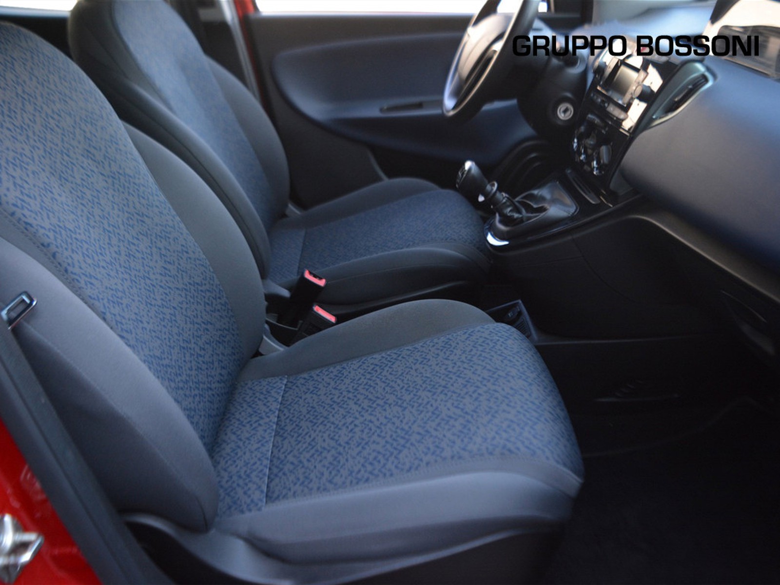 5 - Lancia Ypsilon 1.0 firefly hybrid 70cv oro s&s