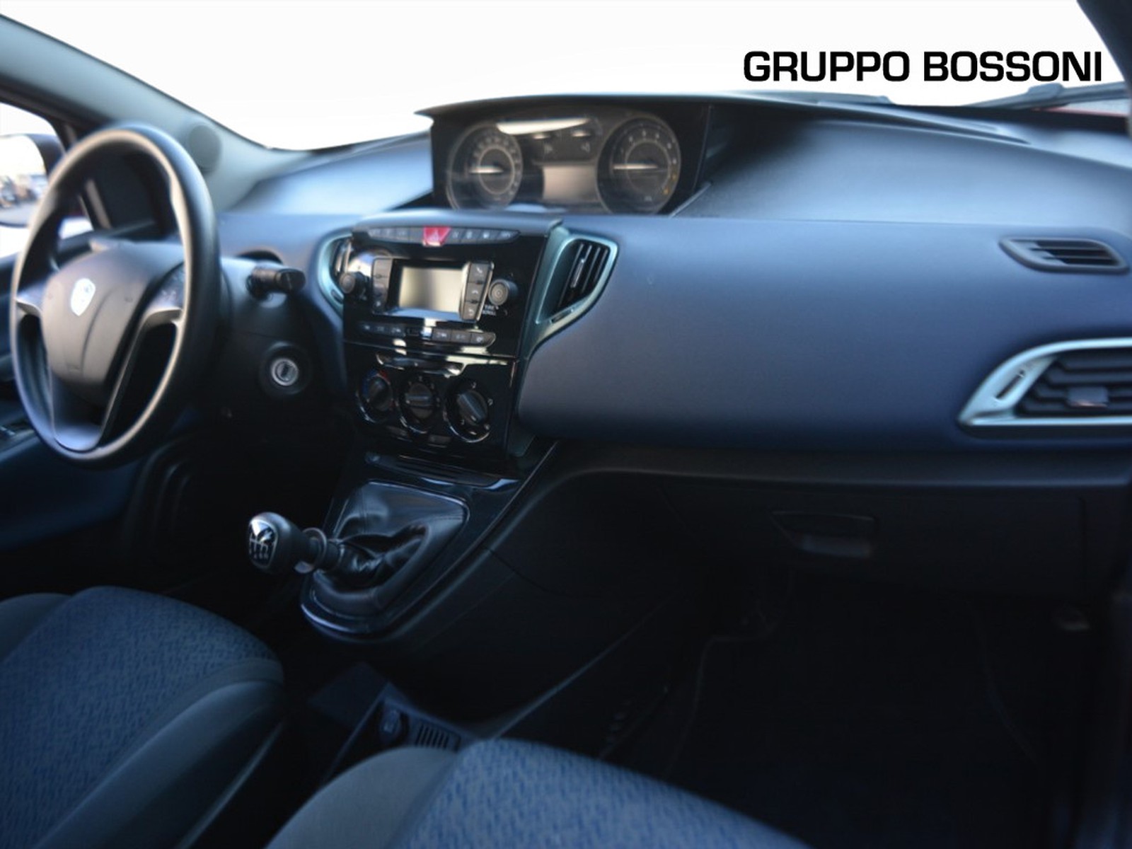 8 - Lancia Ypsilon 1.0 firefly hybrid 70cv oro s&s