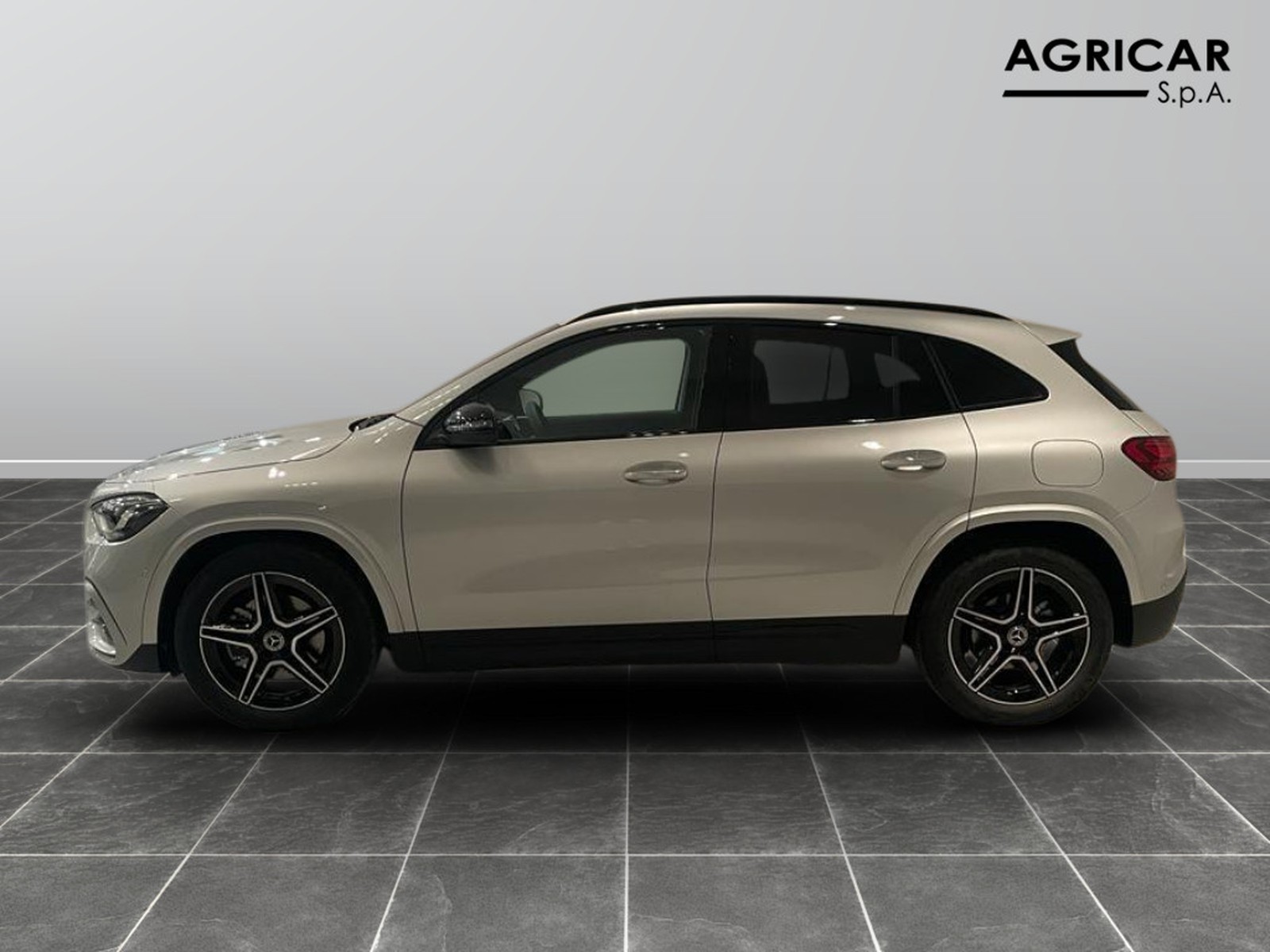 2 - Mercedes GLA 200 d amg line premium 8g-dct