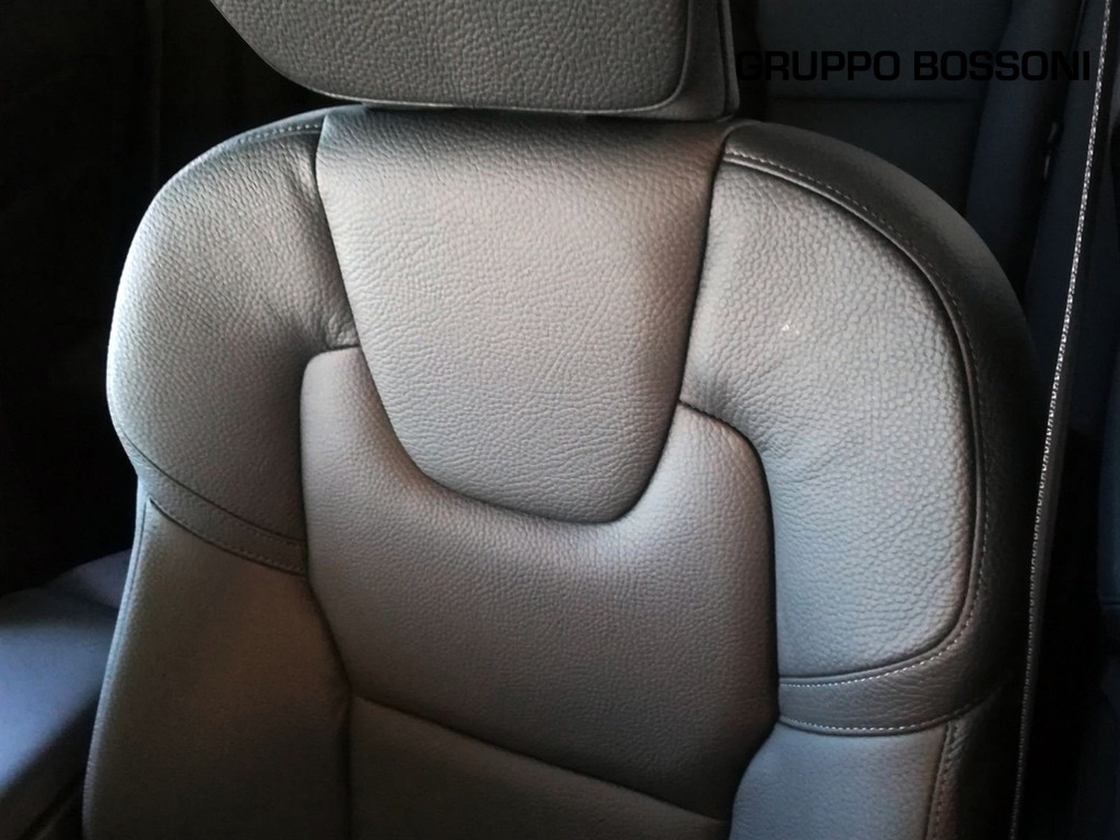 23 - Volvo XC60 2.0 t6 plug-in hybrid plus dark awd automatico