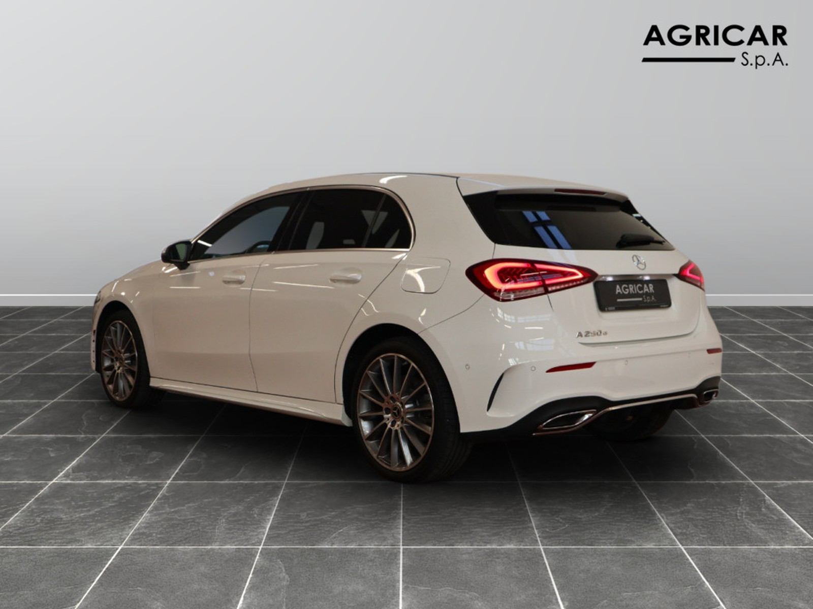 5 - Mercedes Classe A 250 e plug in hybrid (e eq-power) premium 8g-dct