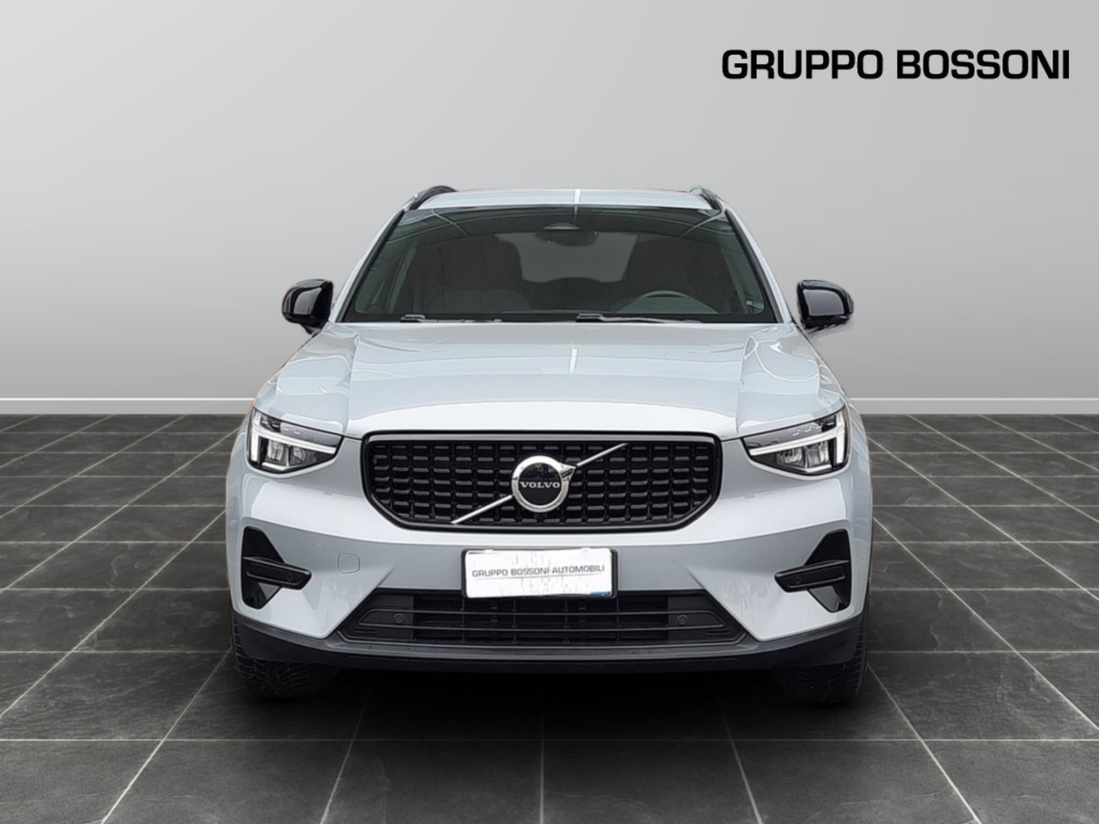 2 - Volvo XC40 2.0 b3 plus dark automatico
