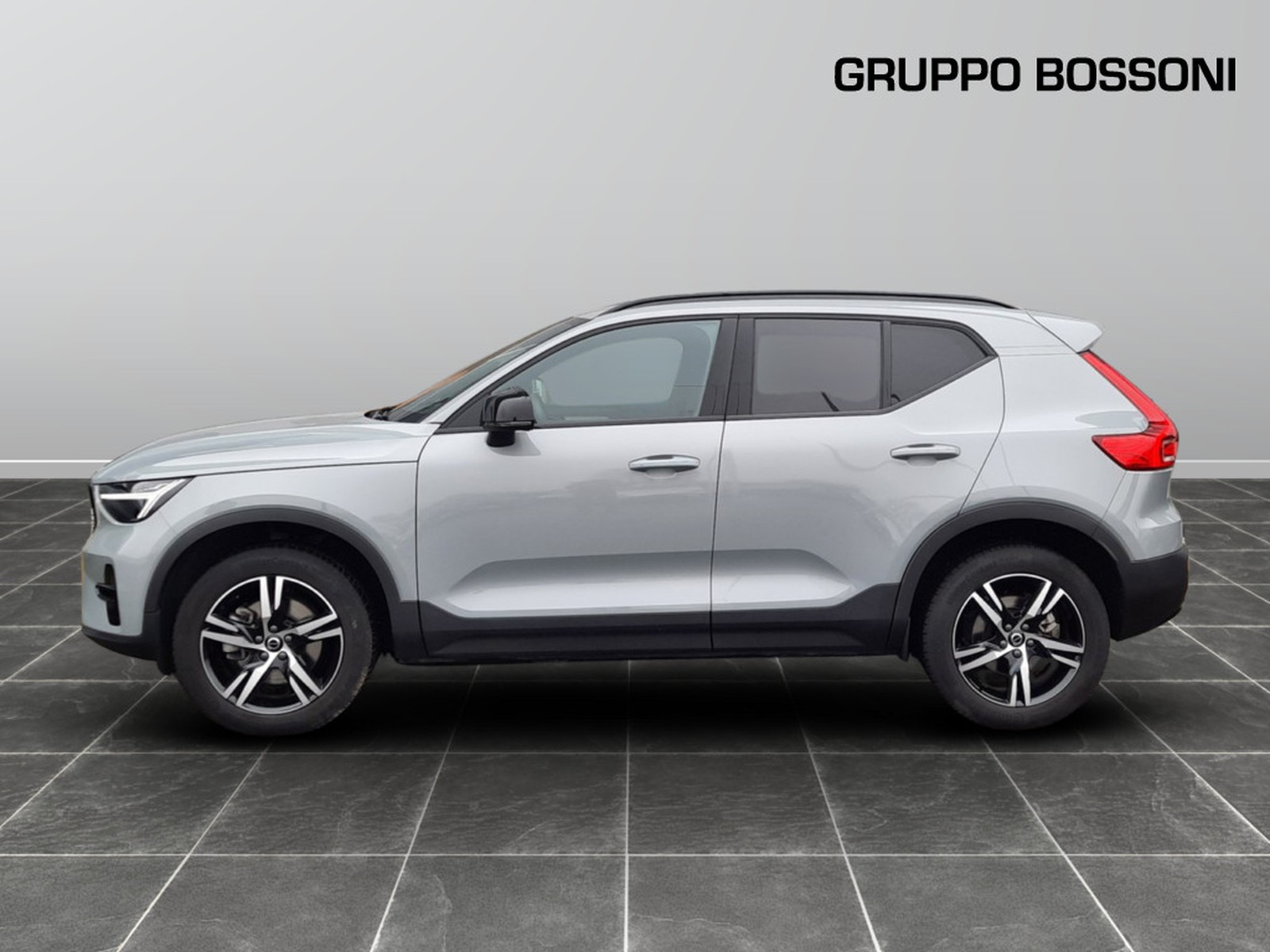 3 - Volvo XC40 2.0 b3 plus dark automatico