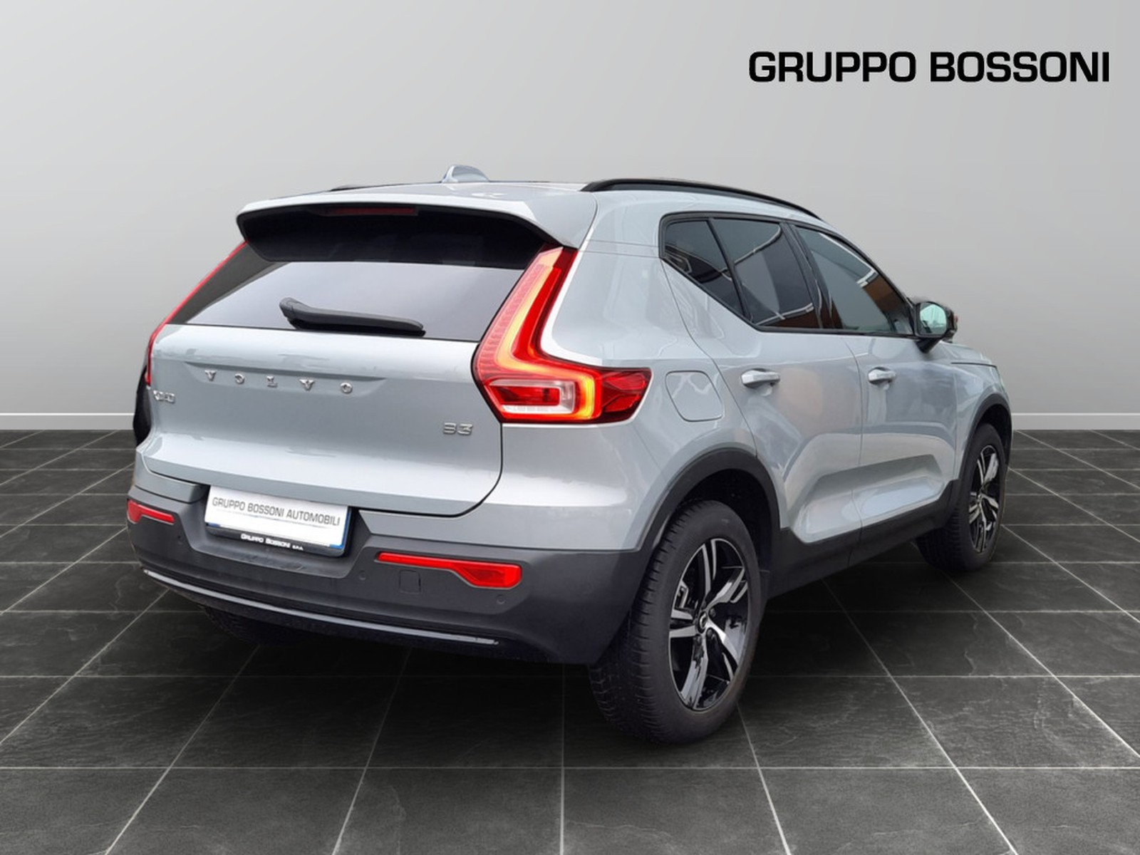 4 - Volvo XC40 2.0 b3 plus dark automatico