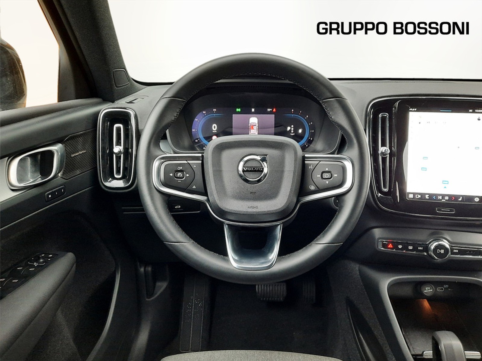 9 - Volvo XC40 2.0 b3 plus dark automatico