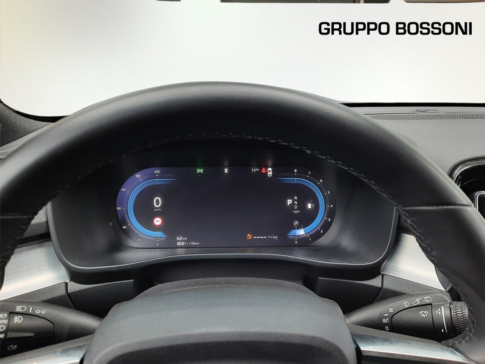 16 - Volvo XC40 2.0 b3 plus dark automatico