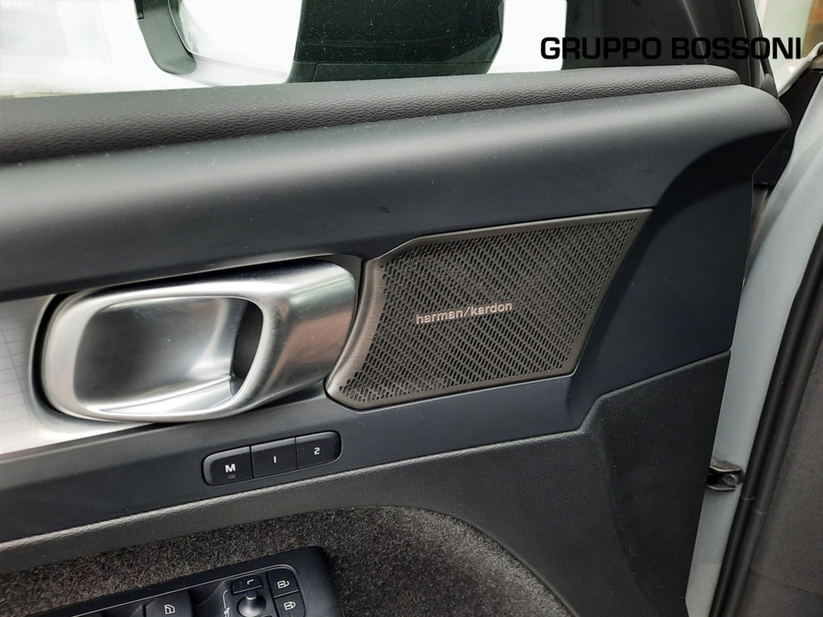 18 - Volvo XC40 2.0 b3 plus dark automatico